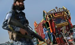 Un taliban armé monte la garde dans une rue de Kaboul, le 6 octobre 2021 en Afghanistan