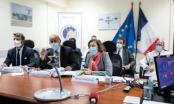 Les ministres français des Affaires étrangères, Jean-Yves Le Drian et de la Défense Florence Parly à la base aérienne 104 Al-Dhafra, le 23 août 2021 aux Emirats arabes unis