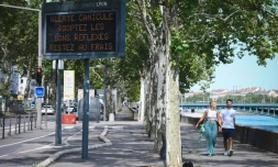 Un panneau met en garde contre une alerte canicule le 18 août 2023 à Lyon