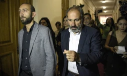 L'opposant Nikol Pachinian arrive au Parlement arménien pour y rencontrer des députés le 30 avril 2018