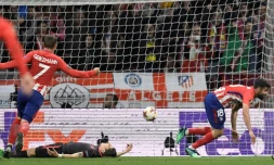 Diego Costa, saluĂ© par Antoine Griezman, fĂȘte son but avec l'Atletico face Ă Arsenal en Europa League, le 3 mai 2018 Ă Madrid