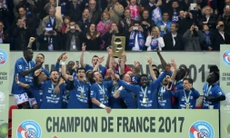 L'équipe de Strasbourg en liesse sur le podium après avoir remporté le titre de champion de L2 après le match contre Bourg-en-Bresse à La Meinau, le 19 mai 2017