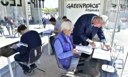 Le député des Verts allemand Hans-Christian Stroebele (C) lit des documents sur les négociations du TTIP révélés par Greenpeace, à Berlin le 2 mai 2016
