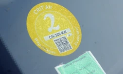 La vignette Crit'Air (prise en photo à Grenoble le 13 décembre 2016) sera obligatoire pour les véhicules motorisés à Paris à partir du lundi 16 janvier 2017