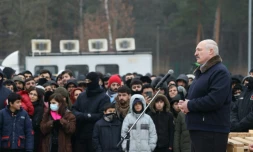 Le président du Bélarus Alexandre Loukachenko s'adresse à des migrants bloqués à la frontiÚre avec la Pologne, prÚs de Grodno, au Belarus, le 26 novembre 2021