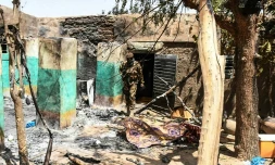 Un soldat malien dans les ruines du village peul d'Ogossagou attaqué le 25 mars 2019 par de présumés chasseurs dogon 