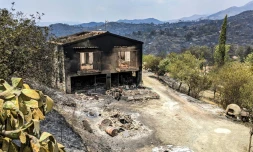 Une maison ravagée par les flammes dans le village d'Ora près de Larnaca, le 4 juillet 2021
