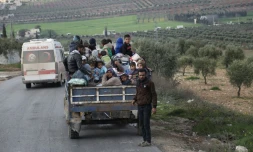 Des civils fuyant la ville d'Afrine, dans le nord-ouest de la Syrie, cible d'une offensive turque, le 13 mars 2018