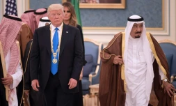 Le roi Salmane d'Arabie saoudite (d) et le président américain Donald Trump (g), le 20 mai 2017 à Ryad