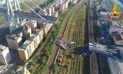 Effondrement d'une portion de viaduc à Gênes, dans le nord de l'Italie, sur une photo prise le 15 août 2018