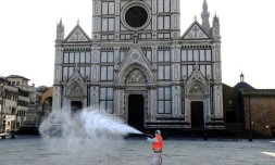 Une employé municipal désinfecte la place Santa Croce à Florence, le 21 mars 2020