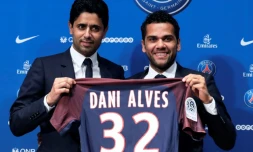 La recrue du PSG Dani Alves avec le président du PSG Nasser Al-Khelaifi, le 12 juillet 2017 à Paris