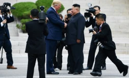Le dirigeant nord-coréen Kim Jong Un et le président américain Donald Trump se serrent la main dans la zone démilitarisée, en Corée du Nord, à Panmunjom, le 30 juin 2019