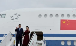 Le président chinois Xi Jinping (G) et son épouse Peng Liyuan arrivent en France pour une visite officielle de deux jours, le 5 mai 2024 à l'aéroport d'Orly