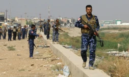 Des soldats des forces armées irakiennes patrouillent dans Kirkouk à la recherche de jihadistes du groupe Etat islamique, le 25 octobre 2016