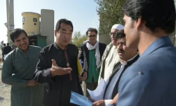 Le député afghan Ramazan Bashardost (2eG) discute avec des hommes à Kaboul le 10 octobre 2017