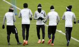 La star du PSG Neymar (c) lors d'un entraînement, le 13 février 2018 au Camp des Loges 