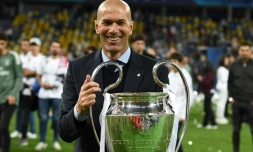 L'entraîneur du Real Madrid Zinédine Zidane soulève pour la 3e fois consécutivement le trophée de la C1 après la victoire face à Liverpool, le 26 mai 2018 à Kiev 