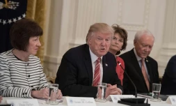 Le président américain Donald Trump entouré par les sénatrices républicaines Susan Collins (G) et Lisa Murkowski (D) le 27 juin 2017 à la Maison blanche à Washington
