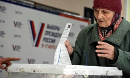 Une électrice vote pour l'élection présidentielle russe, dans un bureau de vote à Moscou le 15 mars 2024