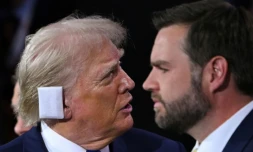 Donald Trump, pansement sur l'oreille, aux cÎtés de son colistier J.D. Vance, à Milwaukee, le 16 juillet 2024