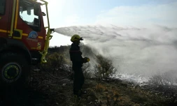 Des pompiers éteignent des cendres chaudes à côté d'Albas, dans le massif des Corbières, le 9 août 2025