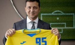 Le maillot de la discorde de la sélection d'Ukraine fiÚrement exhibé par le président ukrainien Volodymyr Zelensky, le 9 juin 2021 à Kiev