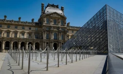 Le musée du Louvres, avec la pyramide de l'architecte Ieoh Ming Pei, le 23 juin 2020