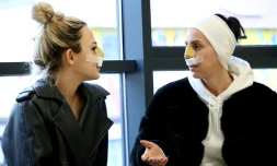 Linda Krasniqi (g) et Nertila Rrahmani (d), deux jeunes femmes récemment opérées du nez, discutent dans une clinique de chirurgie esthétique à Tirana, le 9 février 2021