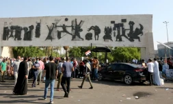 Des Irakiens se rassemblent sur la place Tahrir à Bagdad, le 26 octobre 2019