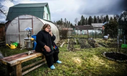 Nataliya Sapiga, une enseignante de 53 ans, dans le porager de sa datcha de Sokolniki, Ă l'ouest de Moscou, le 20 avril 2020