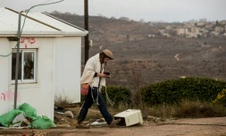 Un jeune habitant de la colonie sauvage d'Amona en Cisjordanie prie le 15 décembre 2016