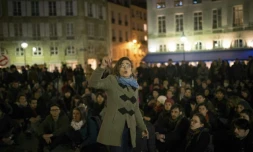 Les intermittents du spectacle rassemblés devant le théâtre de l'Odeon le 28 avril 2016 à Paris