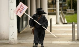 Un homme revĂȘtu du costume des mĂ©decins du 17e siĂšcle lors des Ă©pidĂ©mies de peste, le 21 mars 2020 Ă Leeds, en Angleterre