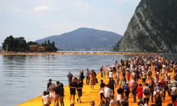 Des touristes déambulent sur les pontons flottants de Christo, sur le lac Iseo, en Italie, le 18 juin 2016
