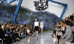 Des mannequins lors du défilé Dior de la semaine de la mode à Paris, le 2 octobre 2015 
