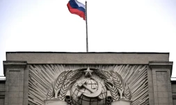 Le drapeau russe au sommet de la Douma, chambre basse du Parlement russe, le 14 juillet 2023 Ă Moscou