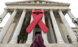 Un million de personnes sont mortes de maladies liées au sida en 2016, soit presque moitié moins que lors du pic de décès atteint en 2005, selon un rapport de l'ONU publié le 20 juillet 2017