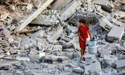 Un enfant fouille les décombres d'une tour d'habitation détruite par un bombardement israélien à Gaza-ville, le 9 septembre 2025