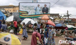 Les portraits du pape Léon XIV (g) et du président camerounais Paul Biya (d) sur une affiche géante à Yaoundé, à la veille de la visite du pape, le 13 avril 2026 au Cameroun