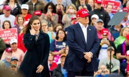 Hope Hicks et Donald Trump à Mobile, dans l'Alabama, en décembre 2016 