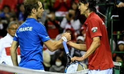 Richard Gasquet et le Japonais Taro Daniel se congratulent après la victoire du Français au 1er tour de la Coupe Davis, le 3 février 2017 à Tokyo