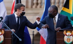 Le président sud-africain Cyril Ramaphosa et son homologue français Emmanuel Macron, à la fin d'une conférence de presse conjointe, à Pretoria, en Afrique du Sud, le 28 mai 2021