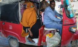 Des habitants fuient leur domicile à la suite d'affrontements armés entre l'armée et des factions de l'opposition, à Mogadiscio, le 27 avril 2021