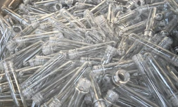 Des bouteilles 100% végétales à partir de déchets dans la société Lyspackaging à Chaniers (sud-ouest) le 23 novembre 2017 