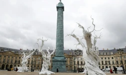 Des sculptures en aluminium de l'artiste suisse Ugo Rondinone exposées place Vendôme à Paris dans le cadre de la Fiac, le 20 octobre 2016