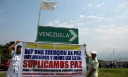 Manifestants réclamant une solution pacifique de la crise au Venezuela, près du pont de Tienditas qui relie Tachira (Venezuela) et Cucuta (Colombie) bloqué par des militaires, le 6 février 2019
