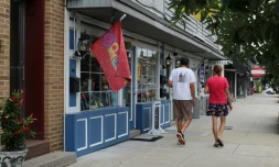 Des personnes marchent dans le centre de Berkeley Springs en Virginie-Occidentale, dans l'est des Etats-Unis, le 31 juillet 2025