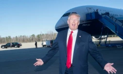 Donald Trump devant un Boeing 787-10 Dreamliner , le 17 février 2017 à  Charleston (Caroline du Sud) 