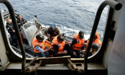 Des officiers médecins de la Marine iranienne se préparent à embarquer à bord du porte-hélicoptÚres français Mistral, le 28 mars 2022 au large de Goa, dans l'océen Indien